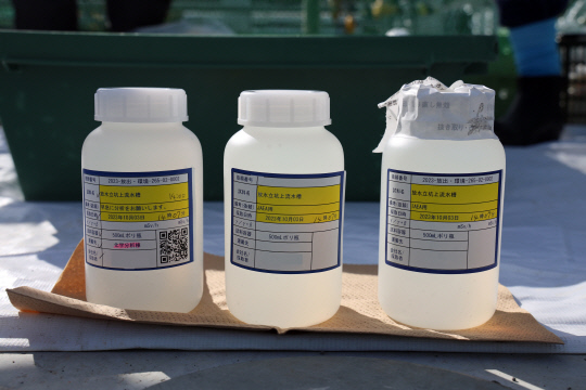 바다로 방류되는 후쿠시마 제1원전 오염수 샘플. [도쿄전력 제공, EPA=연합뉴스]